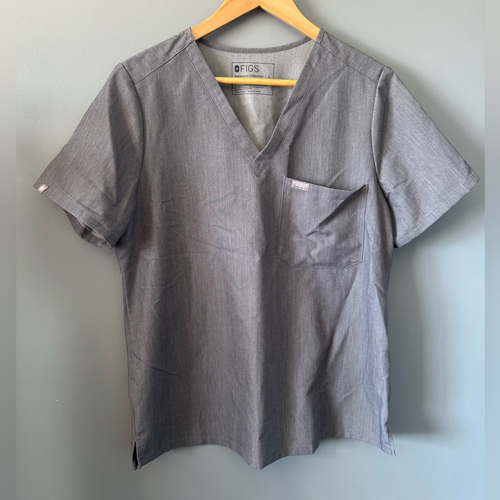 Figs Catarina One-Pocket Scrub Top in graphite gray
